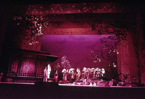 Julian Patrick (Sharpless), Giorgio Merighi (Pinkerton), Ensemble, Madama Butterfly, Giacomo Puccini. San Francisco Opera, 1974. Photographer: Carolyn Mason Jones/San Francisco Opera.