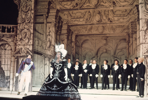 Renato Capecchi (Dandini), Frederica von Stade (Cenerentola), Chorus, E. Lee Davis (Alidoro), La Cenerentola, Gioachino Rossini. San Francisco Opera, 1974. Photographer: Carolyn Mason Jones/San Francisco Opera.