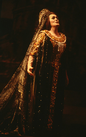 Joan Sutherland (Esclarmonde), Esclarmonde, Jules Massenet. San Francisco Opera, 1974. Photographer: Ron Scherl/San Francisco Opera.