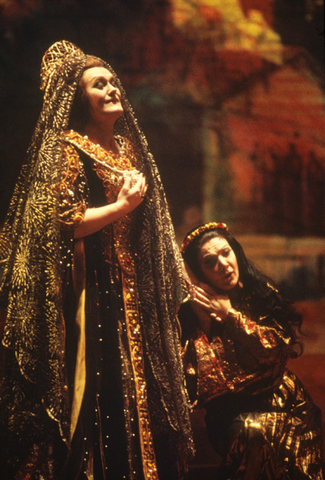 Joan Sutherland (Esclarmonde), Huguette Tourangeau (Parseis), Esclarmonde, Jules Massenet. San Francisco Opera, 1974. Photographer: Ron Scherl/San Francisco Opera.