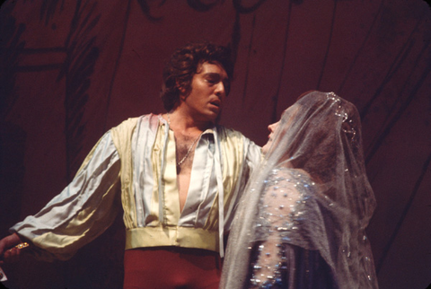 Giacomo Aragall (Roland), Joan Sutherland (Esclarmonde), Esclarmonde, Jules Massenet. San Francisco Opera, 1974. Photographer: Ron Scherl/San Francisco Opera.