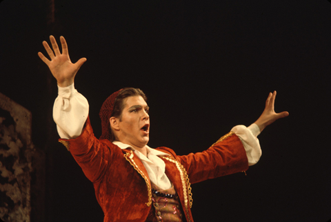 Alan Titus (Figaro), Il Barbiere di Siviglia, Gioachino Rossini. San Francisco Opera/SPOT, 1972. Photographer: Unknown/San Francisco Opera.