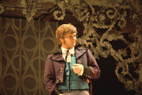 John Walker (Count Almaviva), Il Barbiere di Siviglia, Gioachino Rossini. San Francisco Opera/SPOT, 1972. Photographer: Unknown/San Francisco Opera.