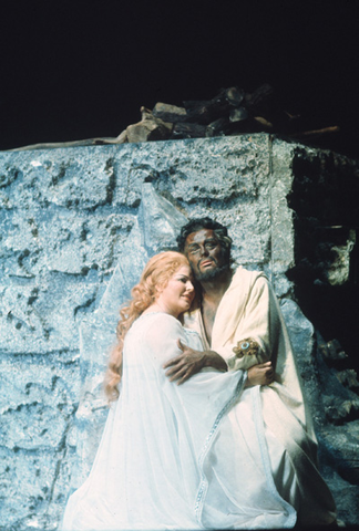 Pilar Lorengar (Desdemona), James King (Otello), Otello, Giuseppe Verdi. San Francisco Opera, 1974. Photographer: Carolyn Mason Jones/San Francisco Opera.