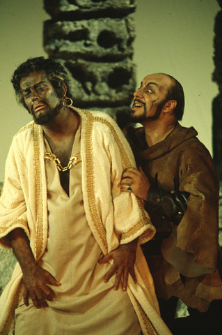 James King (Otello), Wassili Janulako (Iago), Otello, Giuseppe Verdi. San Francisco Opera, 1974. Photographer: Carolyn Mason Jones/San Francisco Opera.