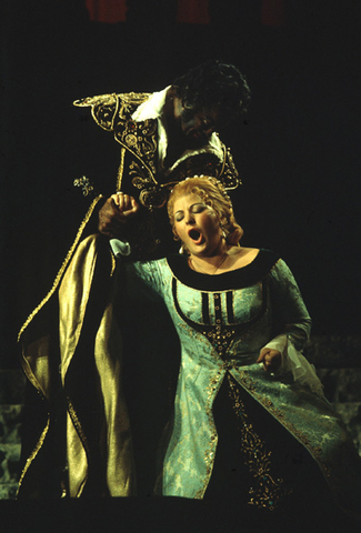 James King (Otello), Pilar Lorengar (Desdemona), Otello, Giuseppe Verdi. San Francisco Opera, 1974. Photographer: Carolyn Mason Jones/San Francisco Opera.