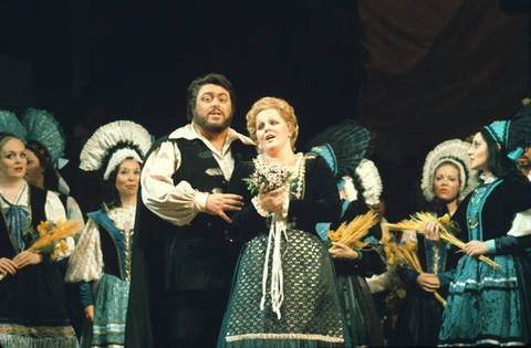 Luciano Pavarotti (Rodolfo), Katia Ricciarelli (Luisa Miller), Chorus, Luisa Miller, Giuseppe Verdi. San Francisco Opera, 1974. Photographer: Carolyn Mason Jones/San Francisco Opera.