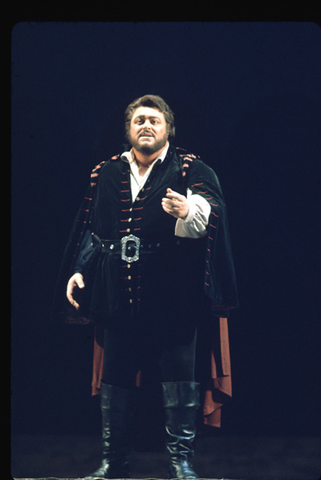 Luciano Pavarotti (Rodolfo), Luisa Miller, Giuseppe Verdi. San Francisco Opera, 1974. Photographer: Carolyn Mason Jones/San Francisco Opera.