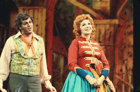 William Harness (Tonio), Beverly Sills (Marie), La Fille du Régiment, Gaetano Donizetti. San Francisco Opera, 1974. Photographer: Ron Scherl/San Francisco Opera.