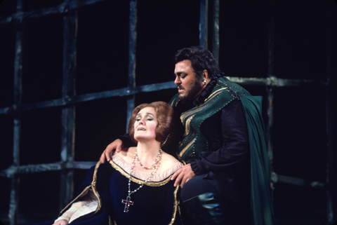 Joan Sutherland (Leonora), Luciano Pavarotti (Manrico), Il Trovatore, Giuseppe Verdi. San Francisco Opera, 1975. Photographer: Greg Peterson/San Francisco Opera.