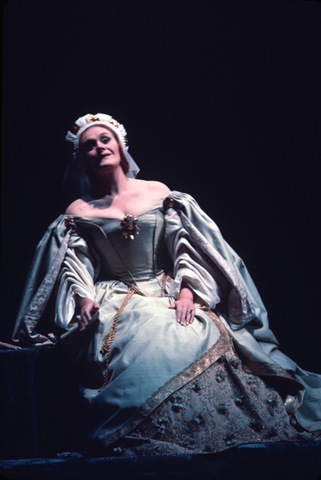 Joan Sutherland (Leonora), Il Trovatore, Giuseppe Verdi. San Francisco Opera, 1975. Photographer: Greg Peterson/San Francisco Opera.