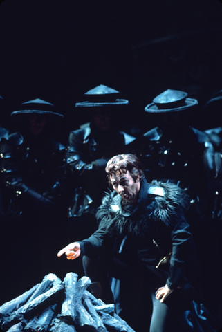 Ingvar Wixell (Count di Luna), Ensemble, Il Trovatore, Giuseppe Verdi. San Francisco Opera, 1975. Photographer: Greg Peterson/San Francisco Opera.