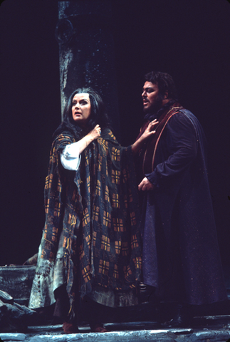 Elena Obraztsova (Azucena), Luciano Pavarotti (Manrico), Il Trovatore, Giuseppe Verdi. San Francisco Opera, 1975. Photographer: Greg Peterson/San Francisco Opera.