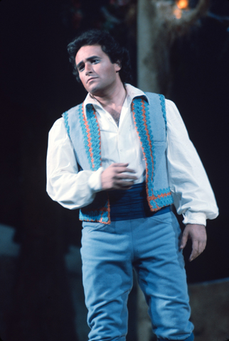 José Carreras (Nemorino), L'Elisir d'Amore, Gaetano Donizetti. San Francisco Opera, 1975. Photographer: Greg Peterson/San Francisco Opera.