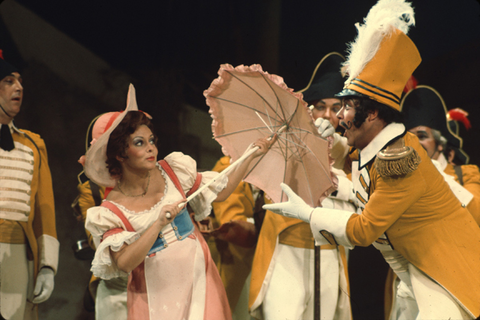 Judith Blegen (Adina), Ingvar Wixell (Belcore), Chorus, L'Elisir d'Amore, Gaetano Donizetti. San Francisco Opera, 1975. Photographer: Greg Peterson/San Francisco Opera.