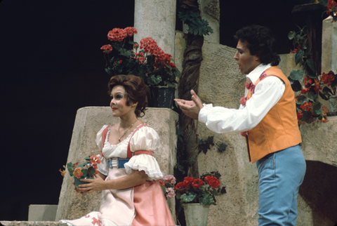 Judith Blegen (Adina), José Carreras (Nemorino), L'Elisir d'Amore, Gaetano Donizetti. San Francisco Opera, 1975. Photographer: Greg Peterson/San Francisco Opera.