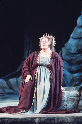 Rita Hunter (Norma), Norma, Vincenzo Bellini. San Francisco Opera, 1975. Photographer: Greg Peterson/San Francisco Opera.