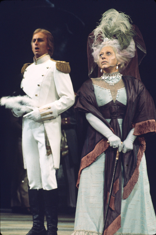 Ryan Edwards (Yeletsky), Regina Resnik (The Countess), Pikovaya Dama, Peter Ilyich Tchaikovsky. San Francisco Opera, 1975. Photographer: Greg Peterson/San Francisco Opera.