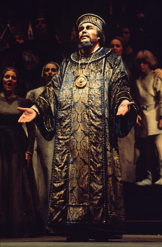 Ingvar Wixell (Simon Boccanegra), Chorus, Simon Boccanegra, Giuseppe Verdi. San Francisco Opera, 1975. Photographer: Greg Peterson/San Francisco Opera.