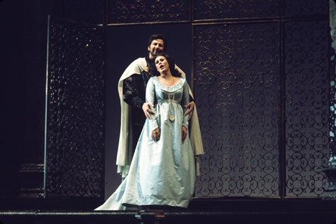 Giorgio Merighi (Gabriele Adorno), Kiri Te Kanawa (Amelia Grimaldi), Simon Boccanegra, Giuseppe Verdi. San Francisco Opera, 1975. Photographer: Greg Peterson/San Francisco Opera.