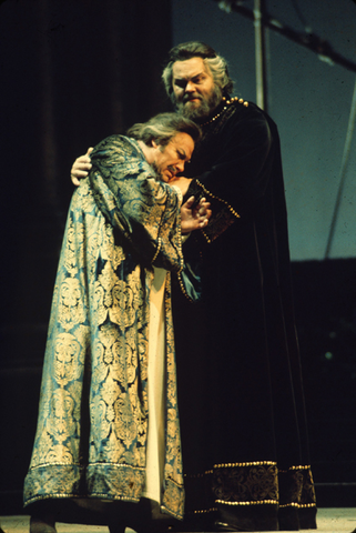 Ingvar Wixell (Simon Boccanegra), Martti Talvela (Jacopo Fiesco), Simon Boccanegra, Giuseppe Verdi. San Francisco Opera, 1975. Photographer: Greg Peterson/San Francisco Opera.