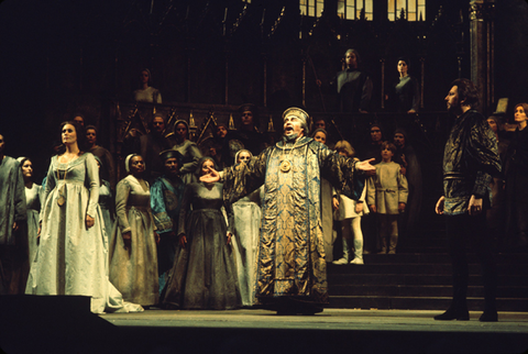 Kiri Te Kanawa (Amelia Grimaldi), Ingvar Wixell (Simon Boccanegra), Giorgi Merighi (Gabriele Adorno), Chorus, Simon Boccanegra, Giuseppe Verdi. San Francisco Opera, 1975. Photographer: Greg Peterson/San Francisco Opera.