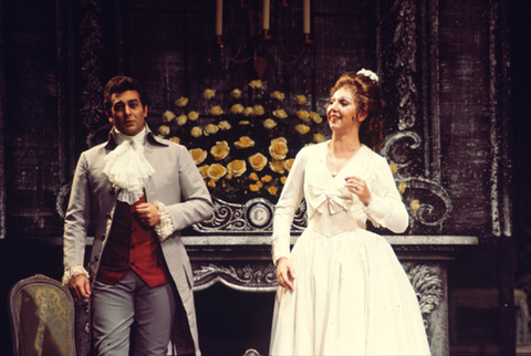 Plácido Domingo (Andrea Chénier), Josella Ligi (Maddalena), Andrea Chénier, Umberto Giordano. San Francisco Opera, 1975. Photographer: Greg Peterson/San Francisco Opera.