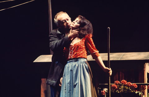 Guillermo Sarabia (Michele), Brenda Roberts (Giorgetta), Il Tabarro, Giacomo Puccini. San Francisco Opera, 1975. Photographer: Greg Peterson/San Francisco Opera.