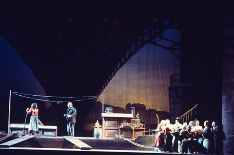 Brenda Roberts (Giorgetta), Guillermo Sarabia (Michele), Ensemble, Il Tabarro, Giacomo Puccini. San Francisco Opera, 1975. Photographer: Greg Peterson/San Francisco Opera.