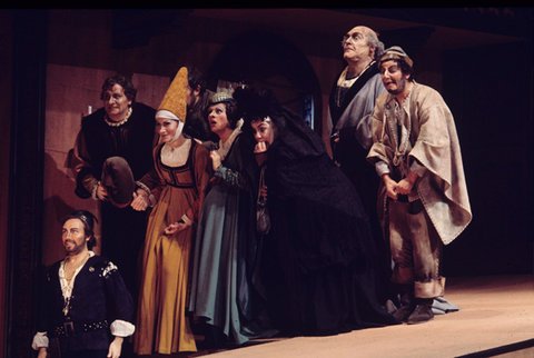 Edoardo Gimenez (Rinuccio), John Duykers (Gherardo), Janice Felty (La Ciesca), Pamela South (Nella), Fedora Barbieri (Zita), Federico Davià (Simone), Peter Strummer (Betto), Gianni Schicchi, Giacomo Puccini. San Francisco Opera, 1975. Photographer: Greg Peterson/San Francisco Opera.