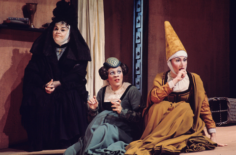 Fedora Barbieri (Zita), Pamela South (Nella), Janice Felty (La Ciesca), Gianni Schicchi, Giacomo Puccini. San Francisco Opera, 1975. Photographer: Greg Peterson/San Francisco Opera.