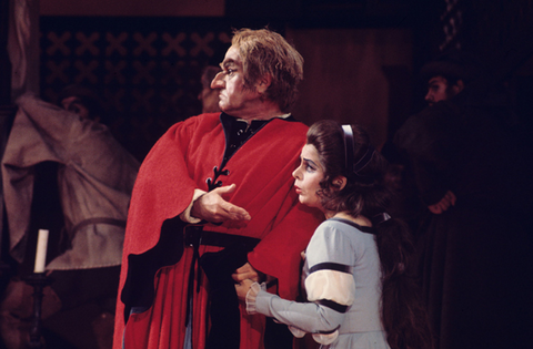 Donald Gramm (Gianni Schicchi), Irem Poventud (Lauretta), Gianni Schicchi, Giacomo Puccini. San Francisco Opera, 1975. Photographer: Greg Peterson/San Francisco Opera.