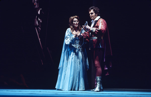 Kiri Te Kanawa (Pamina), William Harness (Tamino), Die Zauberflöte, Wolfgang Amadeus Mozart. San Francisco Opera, 1975. Photographer: Greg Peterson/San Francisco Opera.