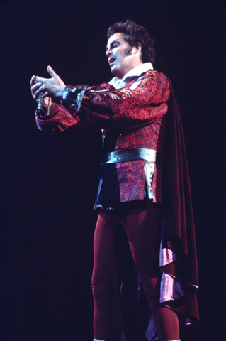 William Harness (Tamino), Die Zauberflöte, Wolfgang Amadeus Mozart. San Francisco Opera, 1975. Photographer: Greg Peterson/San Francisco Opera.