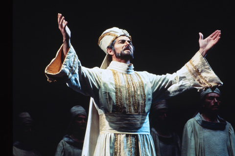 Robert Lloyd (Sarastro), Die Zauberflöte, Wolfgang Amadeus Mozart. San Francisco Opera, 1975. Photographer: Greg Peterson/San Francisco Opera.