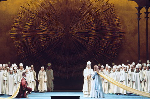 William Harness (Tamino), Robert Lloyd (Sarastro), Kiri Te Kanawa (Pamina), Chorus, Die Zauberflöte, Wolfgang Amadeus Mozart. San Francisco Opera, 1975. Photographer: Greg Peterson/San Francisco Opera.