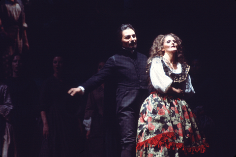 Renato Bruson (Don Carlo), Susanne Marsee (Preziosilla), La Forza del Destino, Giuseppe Verdi. San Francisco Opera, 1976-77. Photographer: Greg Peterson/San Francisco Opera.