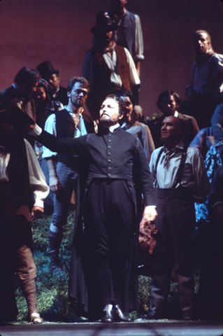 Renato Bruson (Don Carlo), Chorus, La Forza del Destino, Giuseppe Verdi. San Francisco Opera, 1976-77. Photographer: Greg Peterson/San Francisco Opera.