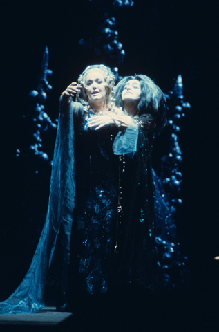 Leonie Rysanek (Empress), Ruth Hesse (Nurse), Die Frau ohne Schatten, Richard Strauss. San Francisco Opera, 1976-77. Photographer: Greg Peterson/San Francisco Opera.