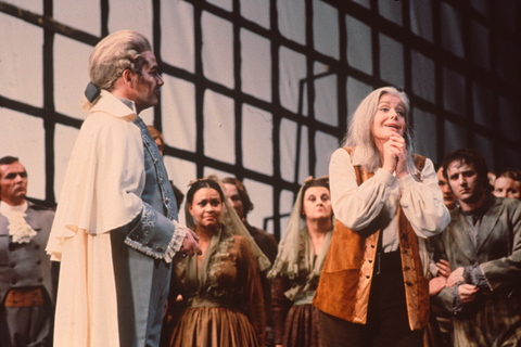 Alexander Malta (Don Fernando), Gwyneth Jones (Fidelio/Leonore), Chorus, Fidelio, Ludwig van Beethoven. San Francisco Opera, 1978. Photographer: Ron Scherl/San Francisco Opera.