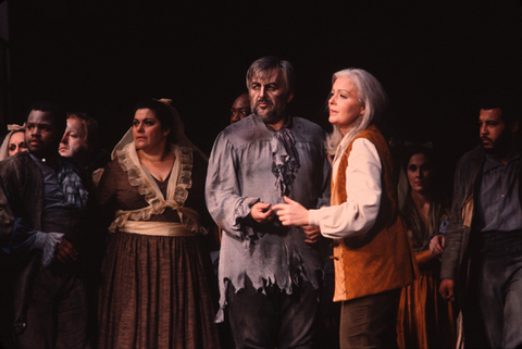 Spas Wenkoff (Florestan), Gwyneth Jones (Fidelio/Leonore), Chorus, Fidelio, Ludwig van Beethoven. San Francisco Opera, 1978. Photographer: Ron Scherl/San Francisco Opera.