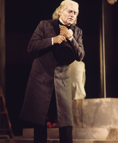 Geraint Evans (Jaroslav Prus), Vĕc Makropulos, Leoš Janáček. San Francisco Opera, 1976-77. Photographer: Greg Peterson/San Francisco Opera.