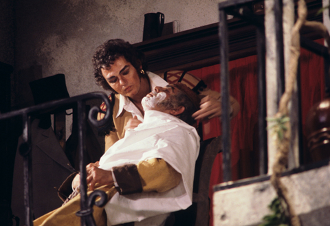 Timothy Nolen (Figaro), Renato Capecchi (Doctor Bartolo), Il Barbiere di Siviglia, Gioachino Rossini. San Francisco Opera, 1976-77. Photographer: Greg Peterson/San Francisco Opera.