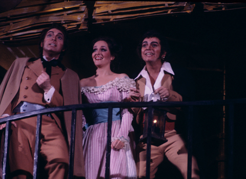 John Brecknock (Count Almaviva), Frederica von Stade (Rosina), Timothy Nolen (Figaro), Il Barbiere di Siviglia, Gioachino Rossini. San Francisco Opera, 1976-77. Photographer: Greg Peterson/San Francisco Opera.