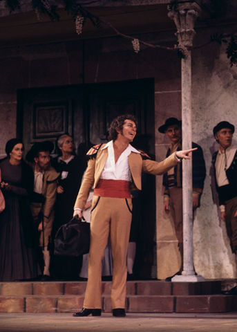 Timothy Nolen (Count Almaviva), Chorus, Il Barbiere di Siviglia, Gioachino Rossini. San Francisco Opera, 1976-77. Photographer: Greg Peterson/San Francisco Opera.