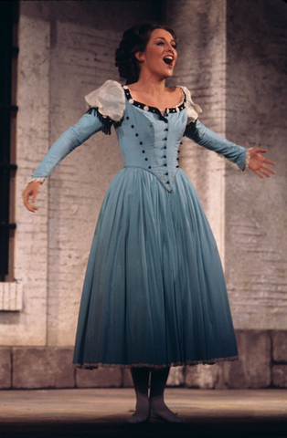 Frederica von Stade (Rosina), Il Barbiere di Siviglia, Gioachino Rossini. San Francisco Opera, 1976-77. Photographer: Greg Peterson/San Francisco Opera.