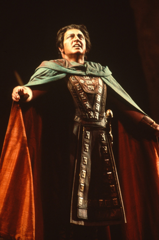 James McCracken (Radames), Aida, Giuseppe Verdi. San Francisco Opera, 1977. Photographer: Ron Scherl/San Francisco Opera.