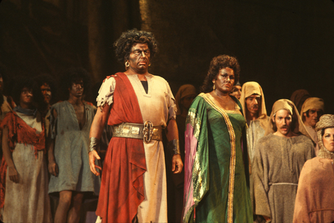 Norman Mittelmann (Amonasro), Maria Parazzini (Aida), Chorus, Aida, Giuseppe Verdi. San Francisco Opera, 1977. Photographer: Ron Scherl/San Francisco Opera.