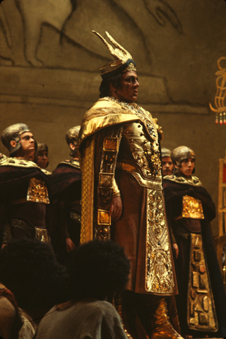 Aldo Bramante (King of Egypt), Chorus, Aida, Giuseppe Verdi. San Francisco Opera, 1977. Photographer: Ron Scherl/San Francisco Opera.