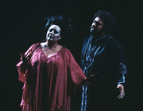 Montserrat Caballé (Turandot), Luciano Pavarotti (Calaf), Turandot, Giacomo Puccini. San Francisco Opera, 1977. Photographer: Ron Scherl/San Francisco Opera.